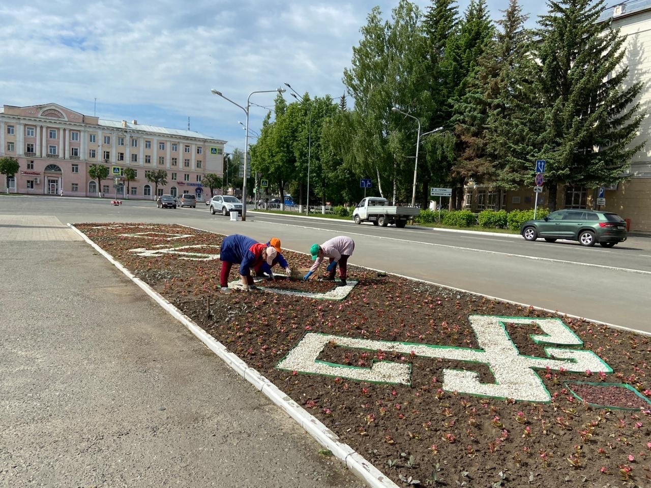 Трассы с тротуарами. Фестивальная улица Йошкар-Олы озеленения. Гостиный двор Йошкар-Ола. Компания заняла весь тротуар.