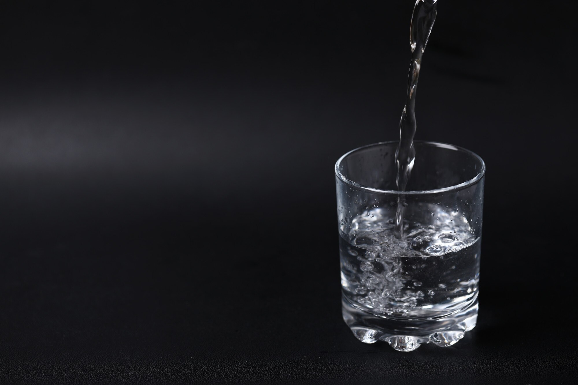 Воду лить стакан. Стакан воды. Стакан чистой воды. Красивые стаканы для воды. Горячая вода в стакане.