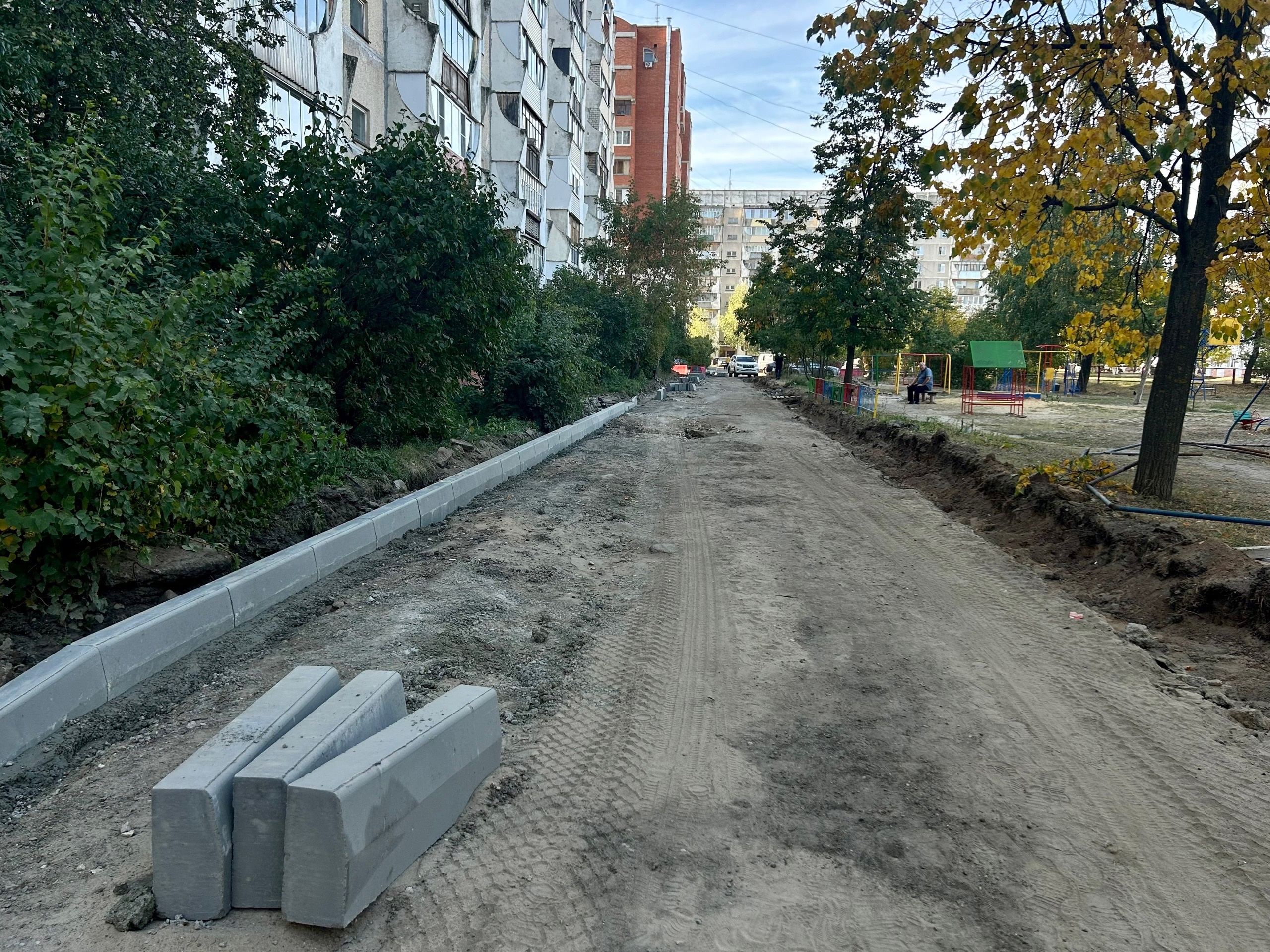 В Йошкар-Оле начали ремонтировать двор на улице Петрова