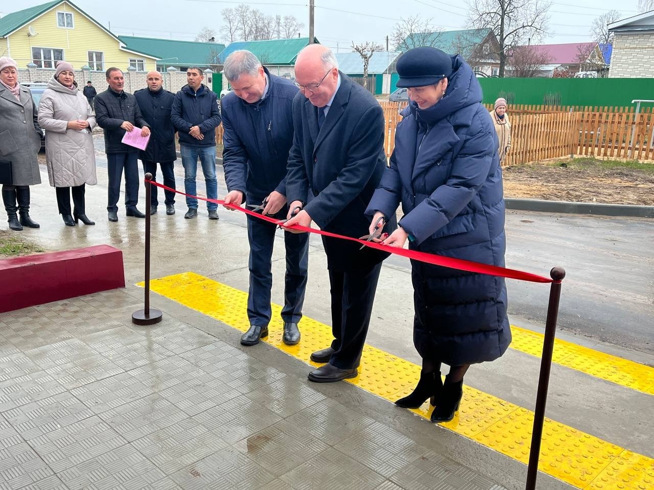 Переселенцы из аварийного жилья и дети-сироты получили ключи от новых  квартир