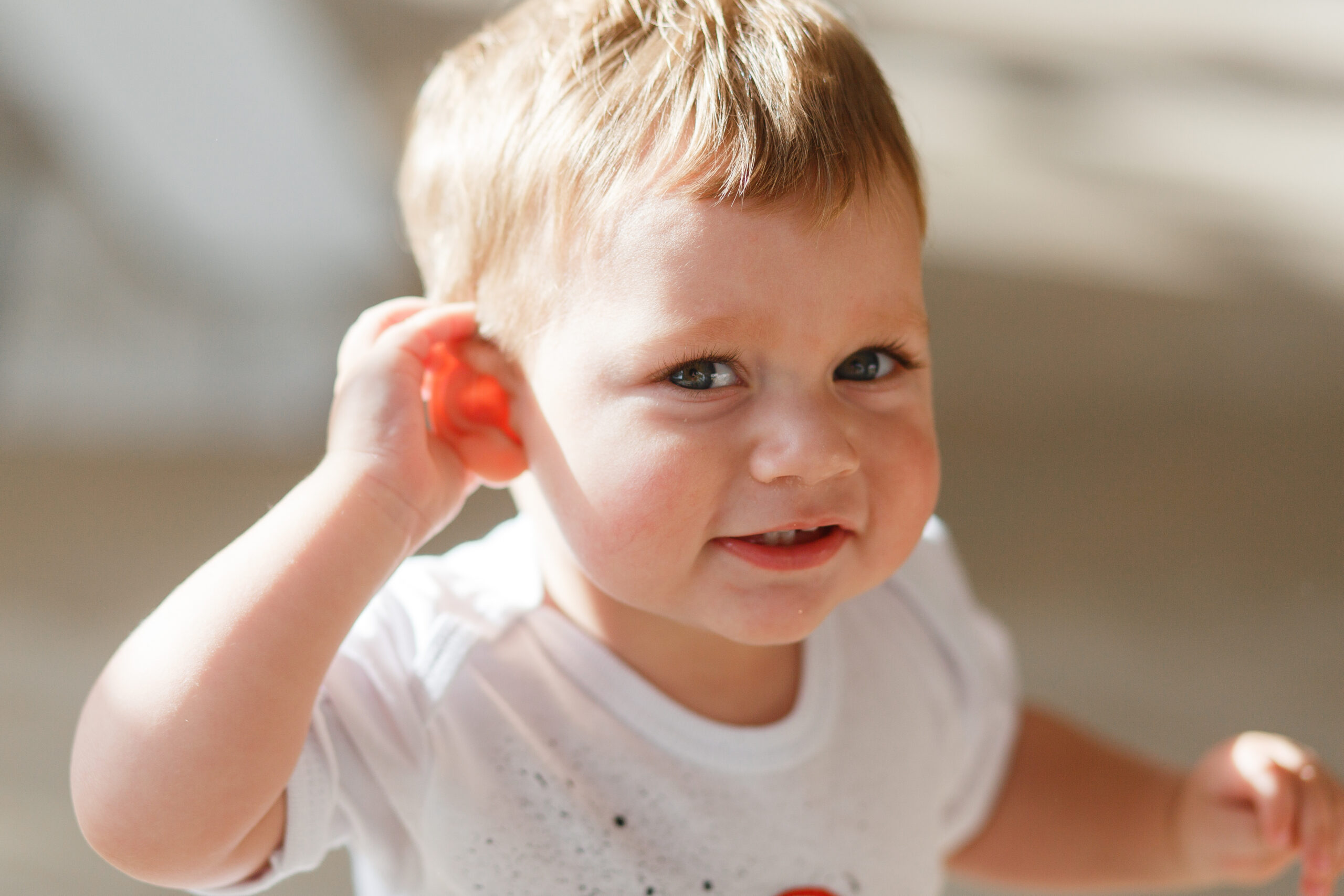 Дети с нарушением слуха.. Ребенок. Слуховое восприятие у детей. Ребенок слушает. Слушаем легкие ребенка