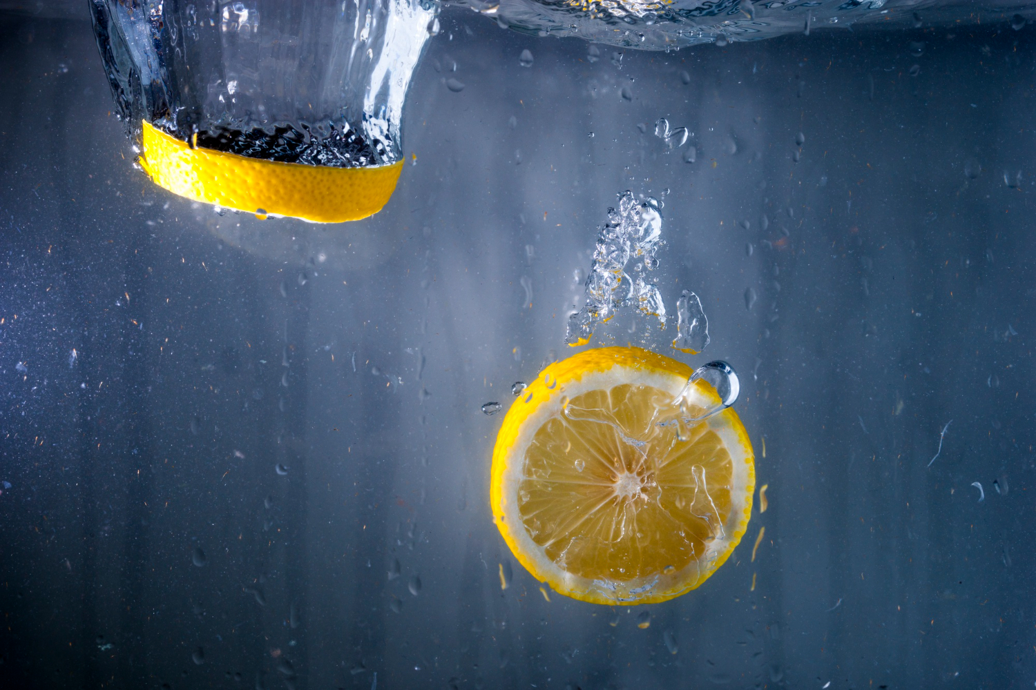 Вода с лимоном на ночь можно ли. Вода с лимоном. Дольки лимона в воде. Вода с лимоном Эстетика. Лимонные дольки в воде.