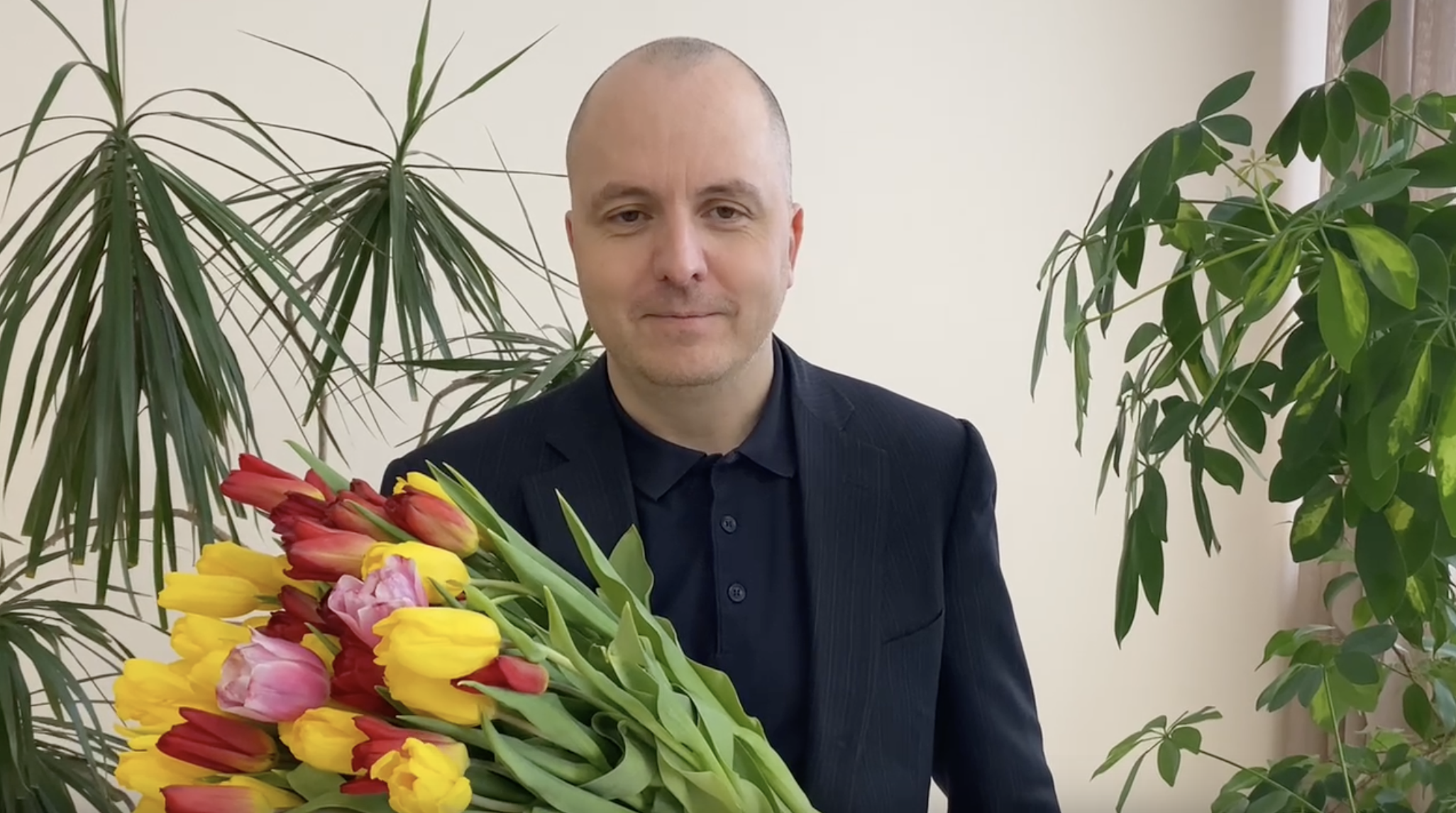 Евгений Маслов записал видеопоздравление к 8 марта 