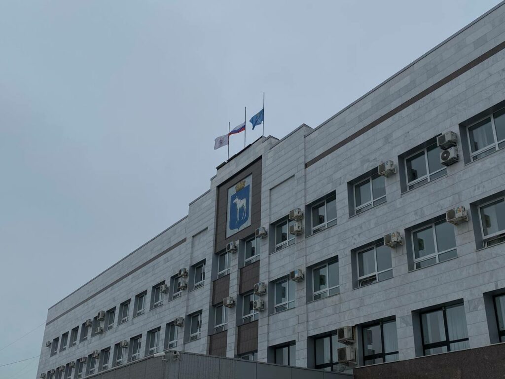 Над домом Правительства и мэрией Йошкар-Олы в знак траура приспустили государственные флаги