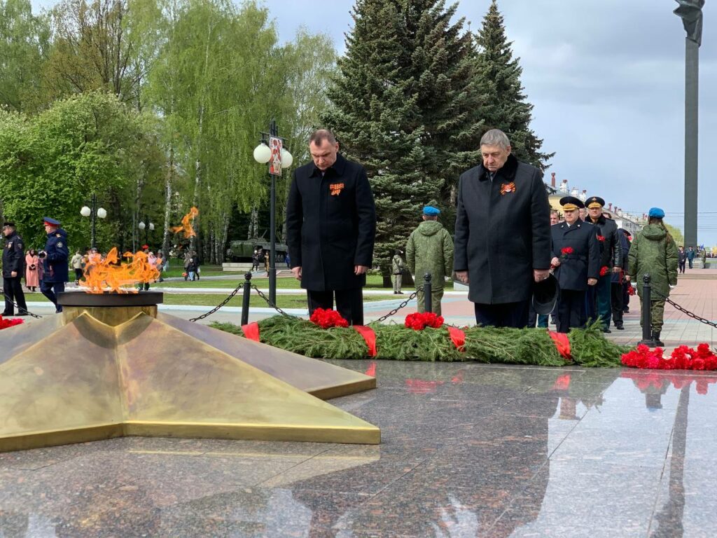 Глава Марий Эл Юрий Зайцев возложил цветы у Вечного огня в честь Дня Победы