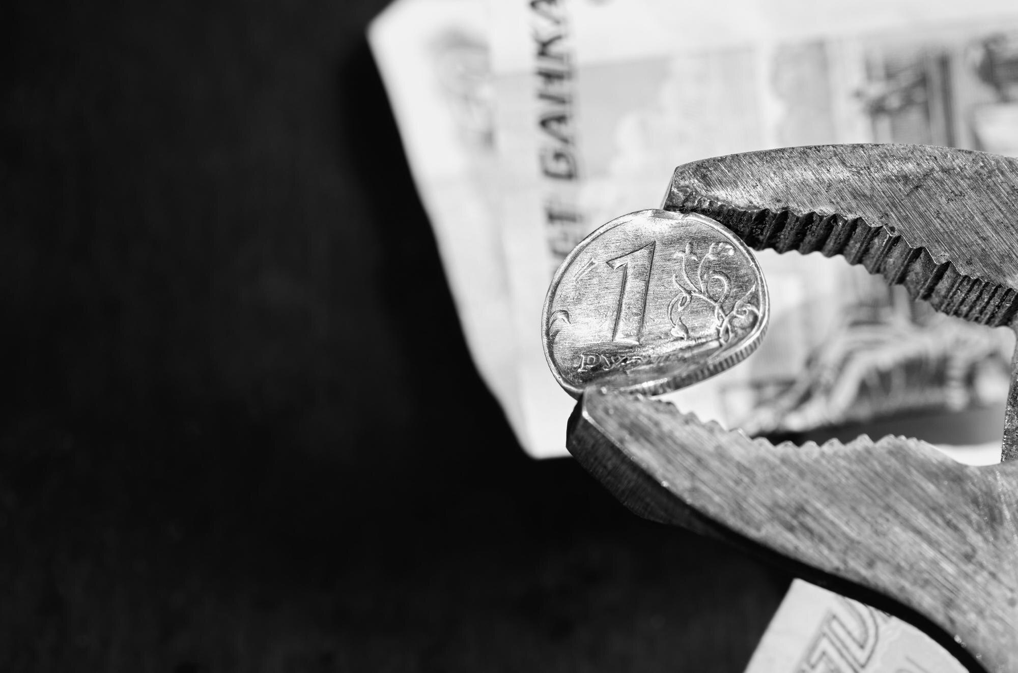 Что купить, чтобы не обнищать: Эксперт заверил о начале экономического кризиса