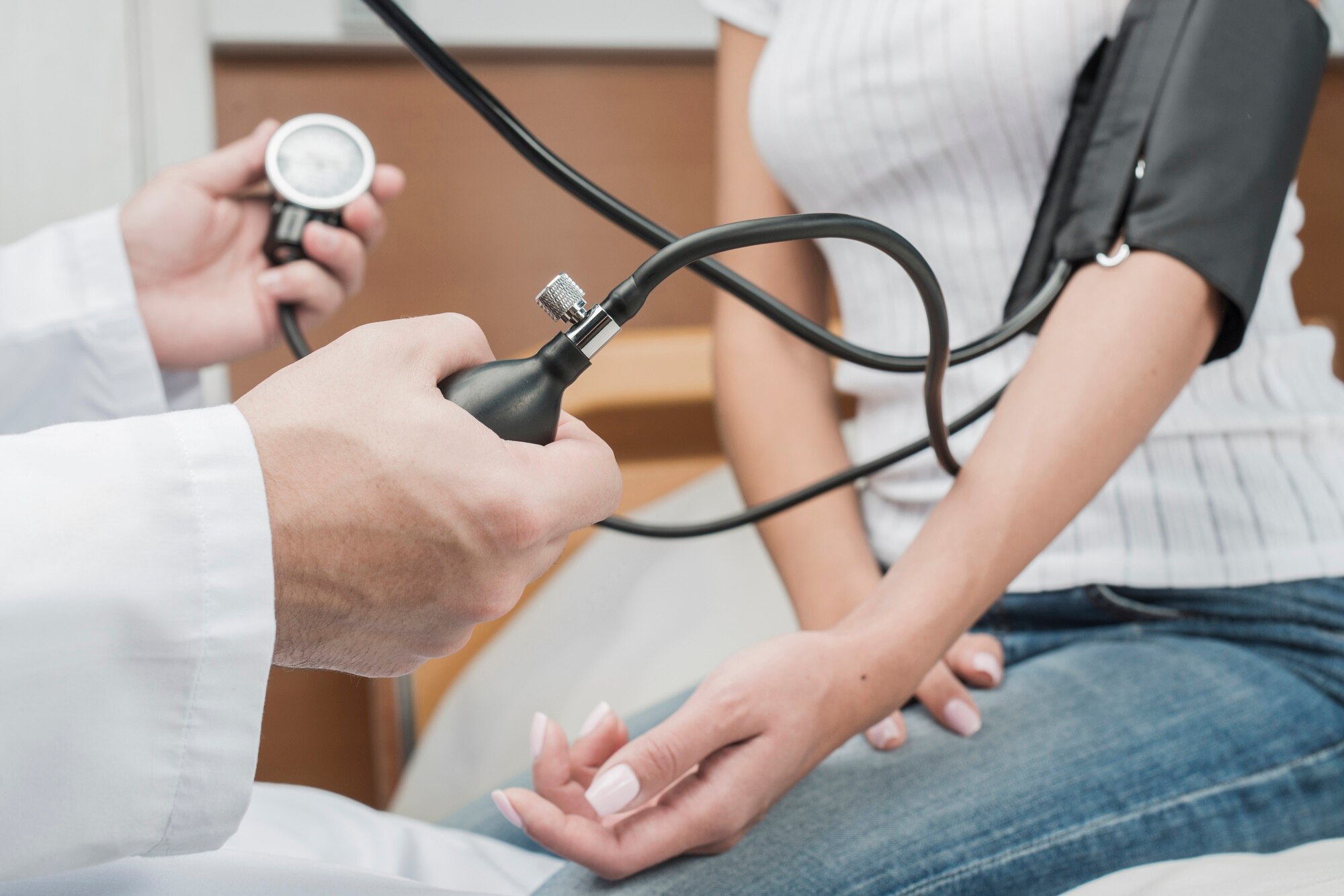 JAMA: Измерение давления без опоры для рук угрожает неточными данными