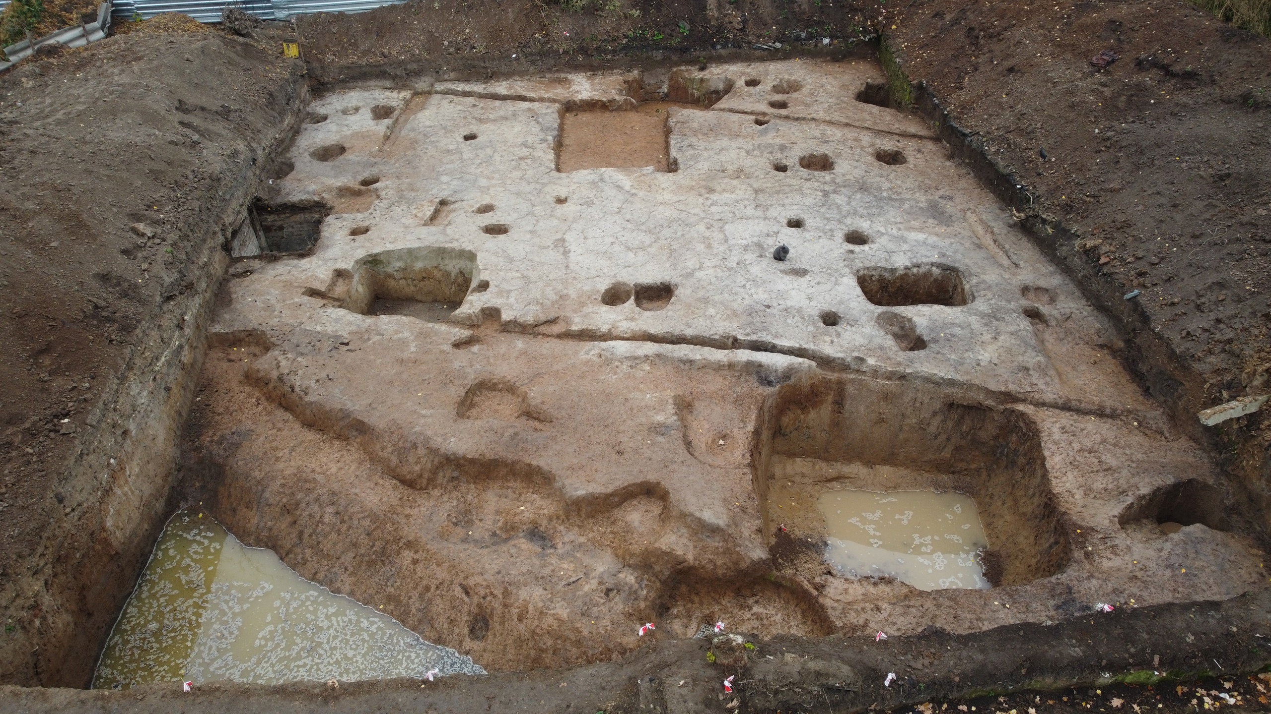 Во время раскопок в центре Йошкар-Олы археологи нашли фрагмент креста и кинжал