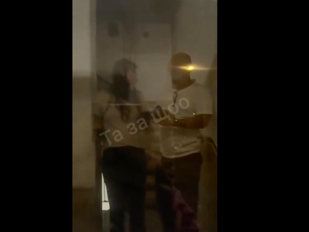 Беженка из Украины сняла на видео, как ее не пускают в бомбоубежище в Израиле
