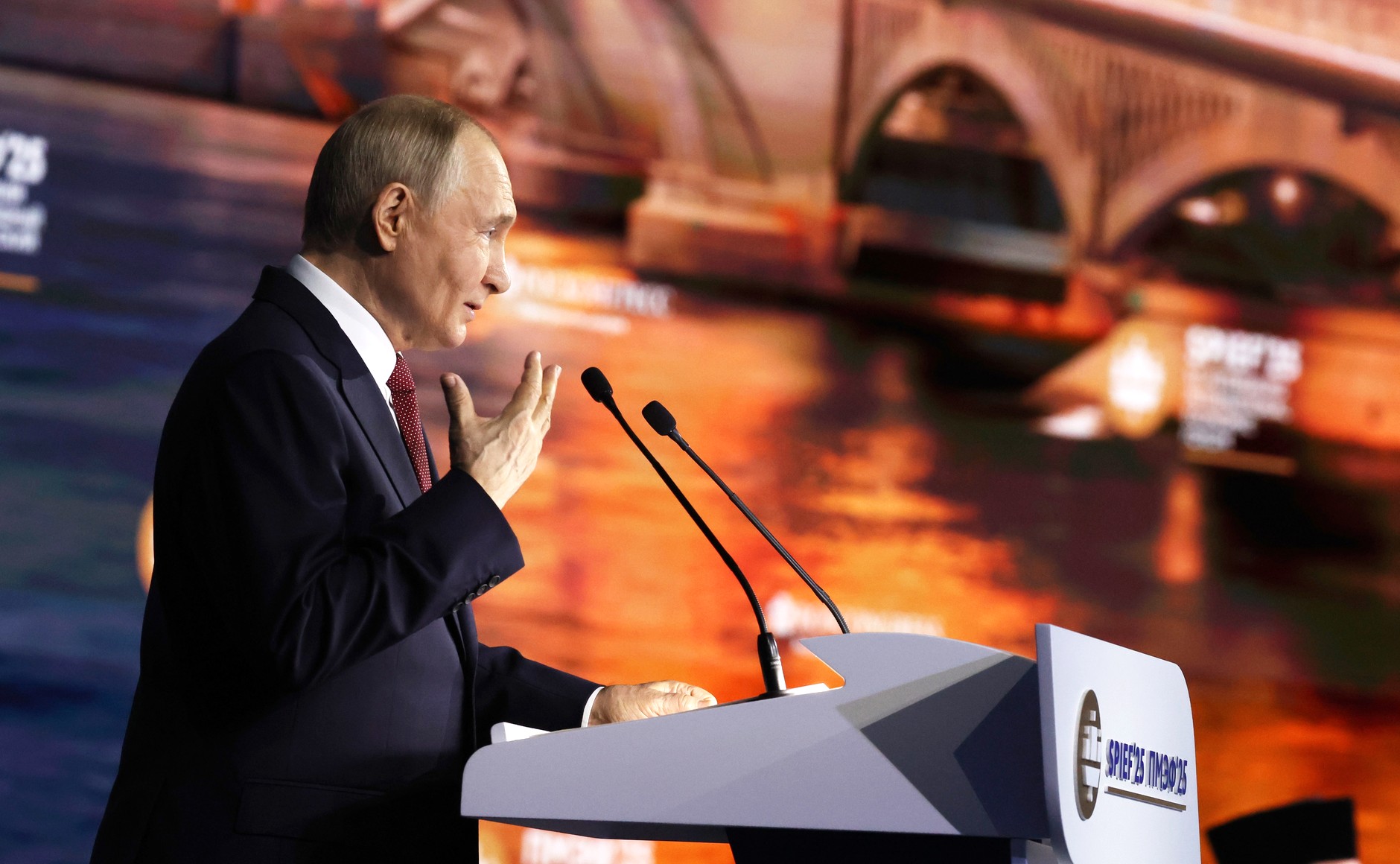 Запад негодует из-за того, что выступление Путина на ПМЭФ-2025 прошло с овациями
