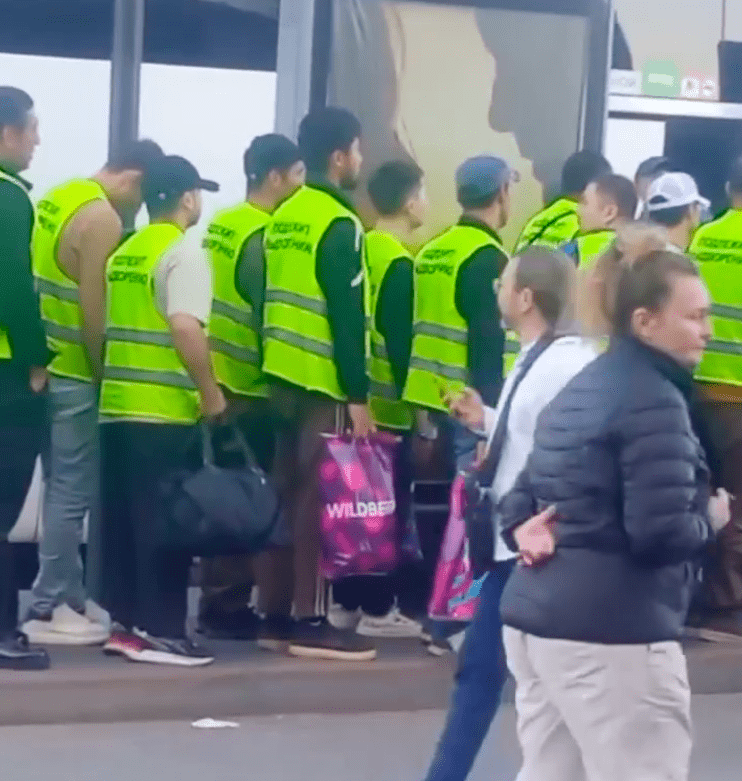 В России сняли на видео мигрантов в жилетах с надписью «подлежит выдворению»